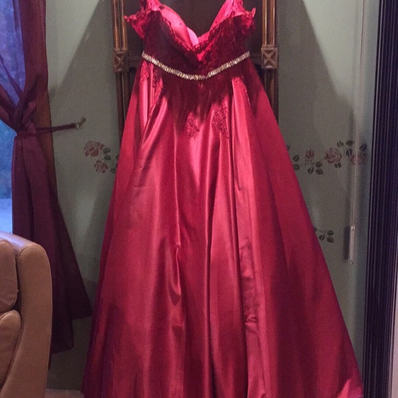Red satin gown - Picture 5 of 7